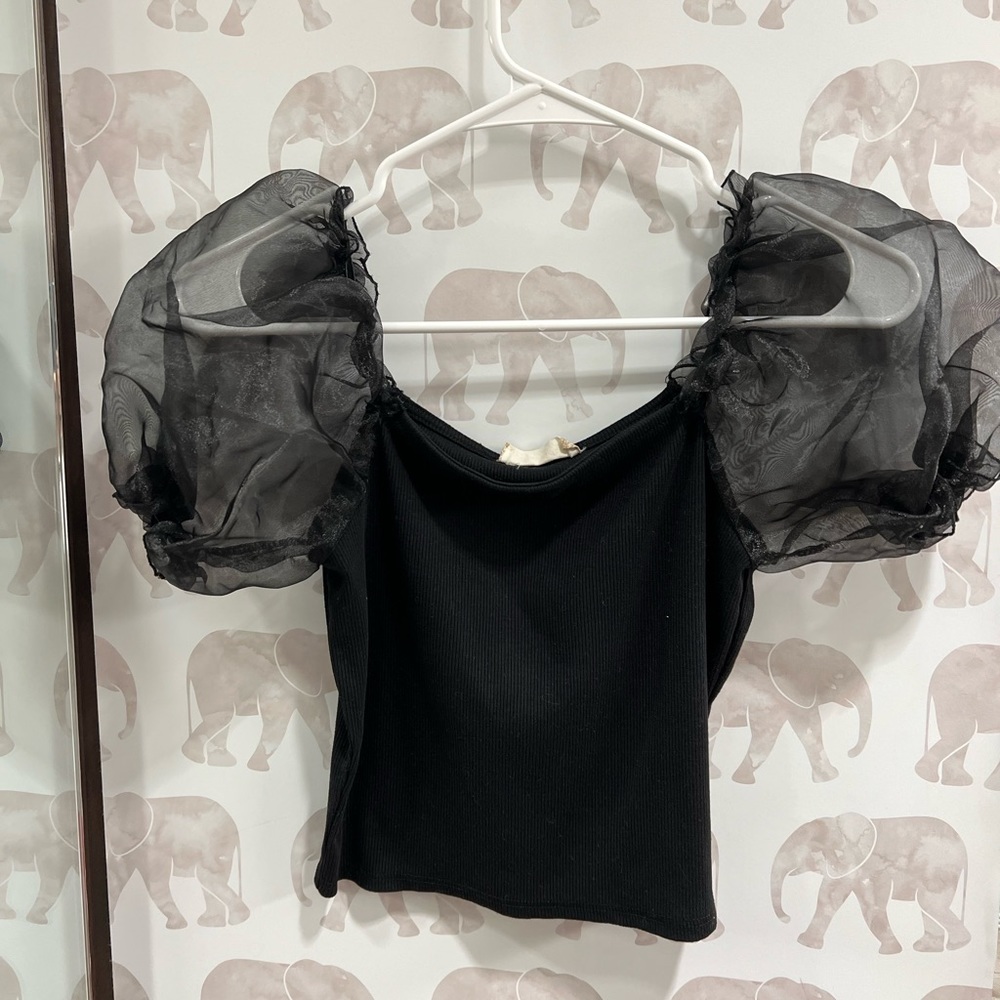 Black puffer sleeve top